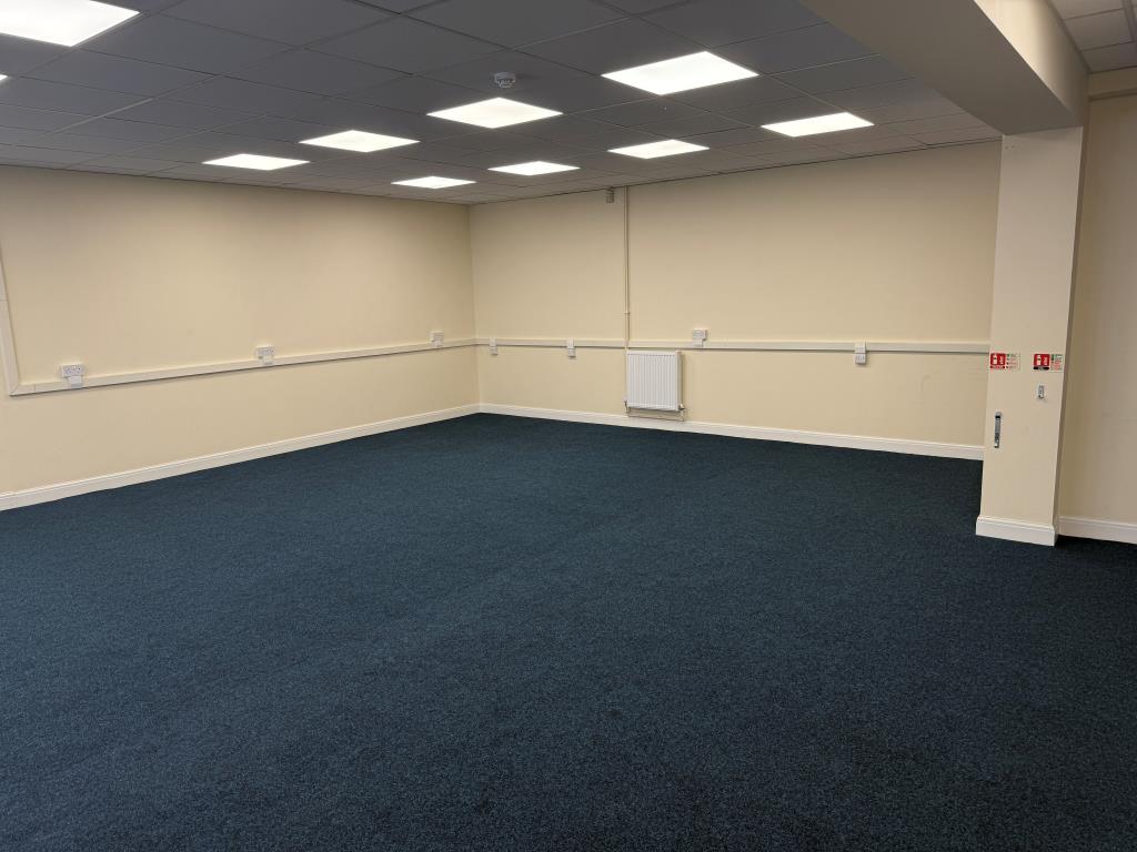 Lot: 94 - COMMERCIAL PART POSSESSION PRODUCING £16,200 PER ANNUM - Ground floor office with carpet and suspended ceiling
